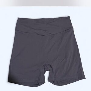 Purple seamless gym shirt with back pocket design